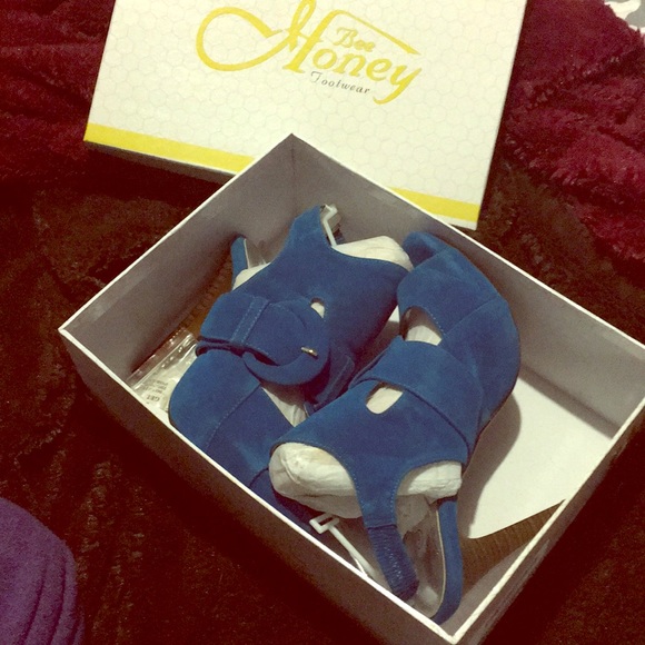 Blue Heels - Picture 2 of 3